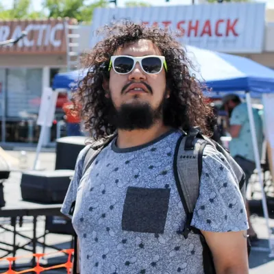 Ritchy Flo in white sunglasses at an outdoor show